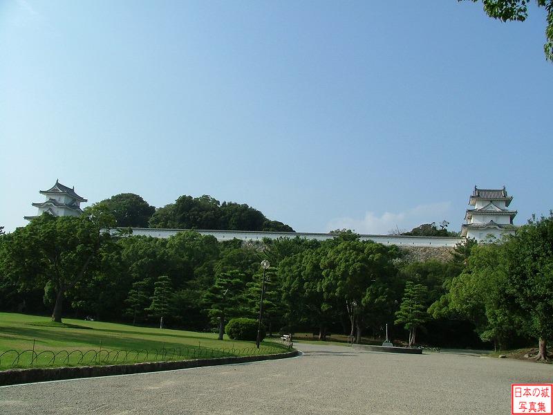 明石城 三の丸 左の坤櫓(ひつじさるやぐら)と右の巽櫓(たつみやぐら)の遠景