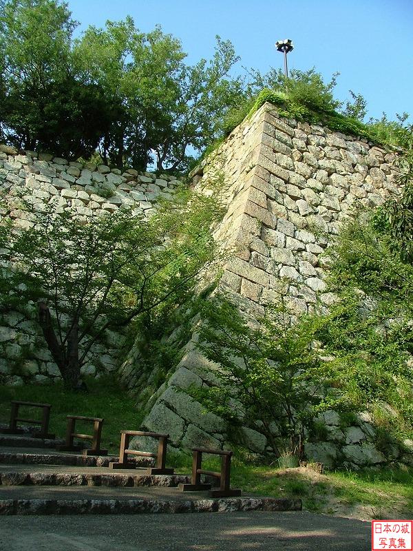 二の丸への登り口付近の石垣