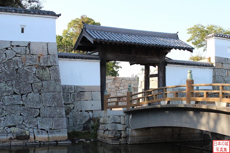 大手門と大手門前に架かる橋。大手門は昭和30年に再建された。