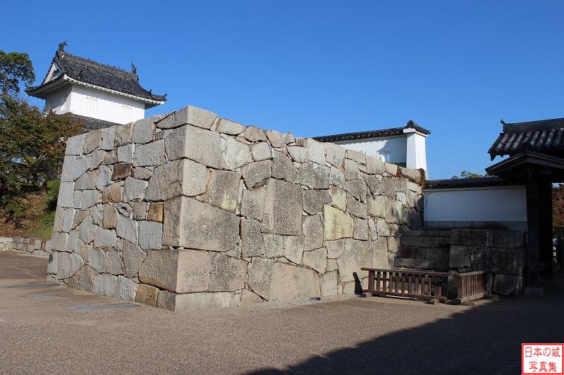 赤穂城 大手門 大手門枡形石垣。右に大手門、左に東北隅櫓が見える