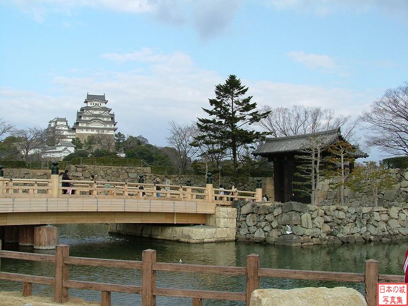 姫路城 大手門 内濠越しに見る桜門橋、大手門と天守。桜門橋は平成19年(2007)に架けられた木橋。