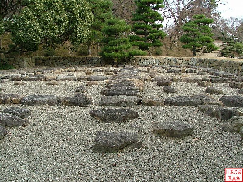 天守の庭。天守を支えていた石が展示されている。