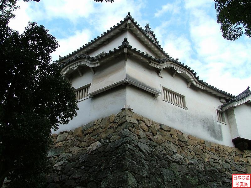 姫路城 にの門 はの門を出たところから見るにの門。櫓がはの門を見下ろす