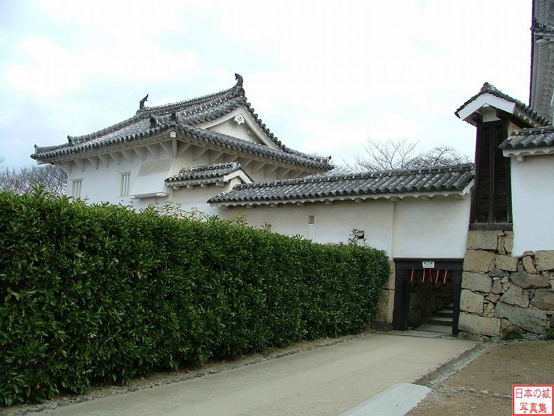 ほの門。左の建物は渡り櫓、右の石垣上の茶色い細長いものが油壁(横から見ている)