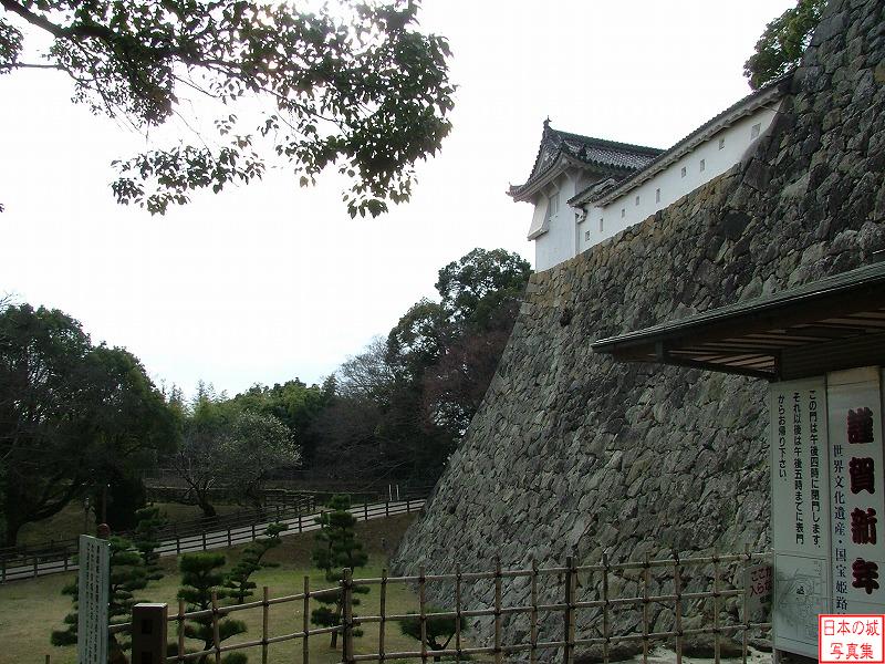 姫路城 との四門 との四門付近からみる石垣。腹切丸あたりが見えている。