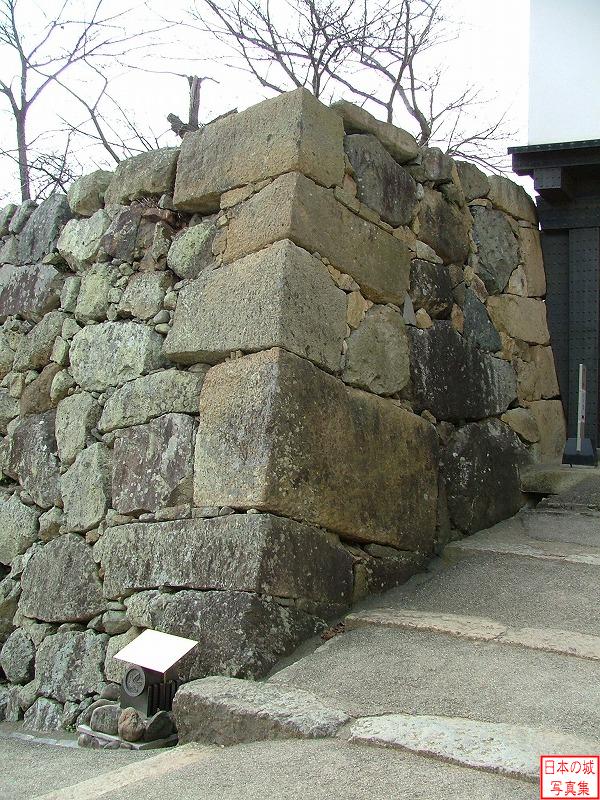姫路城 備前門 備前門脇の石棺。築城の際、石不足のため当時姫山にあった古墳の石棺をこの石垣に使用した。