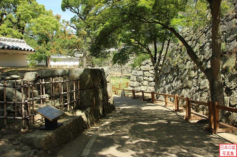 姫路城 ぬの門 向こう側のいの門、二の丸を経て扇の勾配へ至る道。りの門の石垣が見える