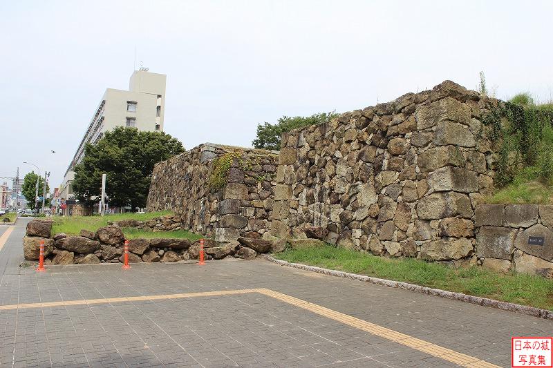 埋門石垣。埋門は西は船場川に面し、門脇には中曲輪南西隅櫓が建っていた。