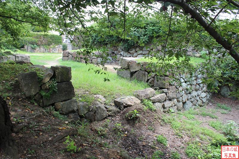 車門跡の石垣。一つ目の枡形の南側。イラストには無いが、河へ降りる門のようなものがあったのが、石垣が低くなっている部分がある。