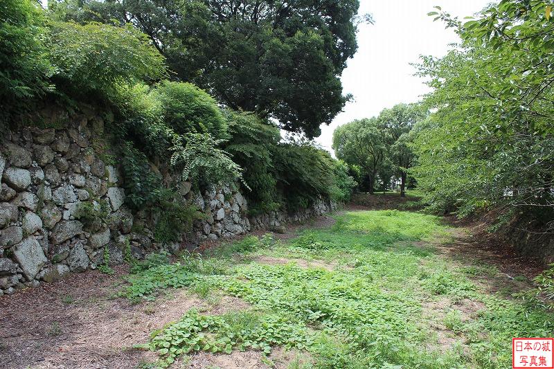 姫路城 車門跡（外郭） 車門跡一つ目の枡形内から南側を見る。石垣が続く