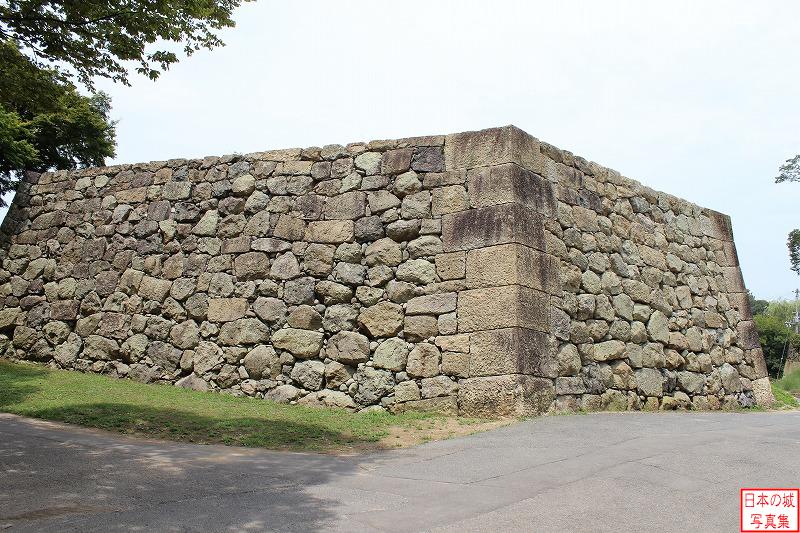 北勢隠門跡を正面から城内から。南側石垣。