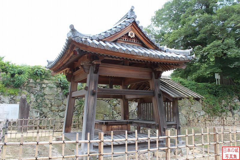 姫路城 清水門跡（外郭） 鷺の清水井戸。石組み井戸の上に井戸屋形が建てられている。清水門の外門の内側にあり、赤松義村の時代（1520年ころ）からあったと伝わる。