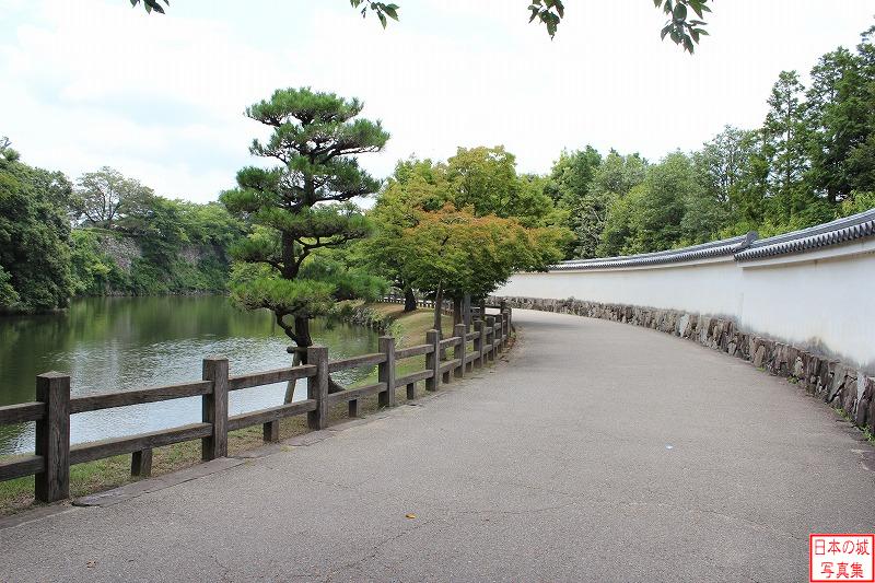 姫路城 南勢隠門跡 南勢隠門跡の南側のようす。壁の向こう側は平成四年に開園した日本庭園の好古園。