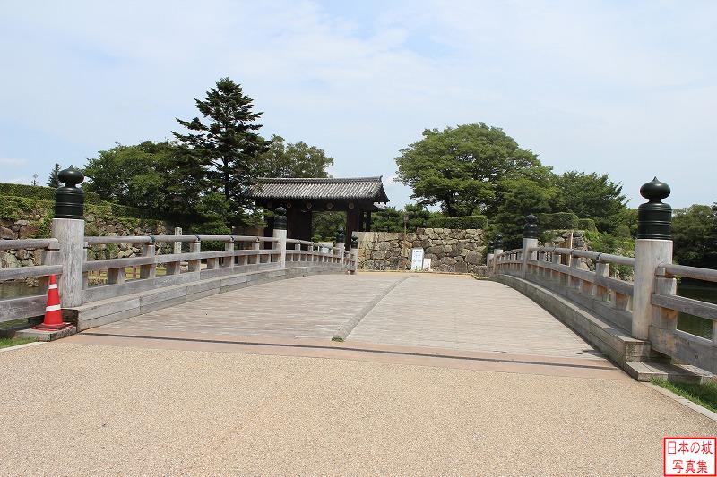 桜門橋から見る大手門。昭和13年に建てられた高麗門。江戸時代の門とは位置・形状ともに異なる。江戸時代の大手門は三重の門で護られていた。