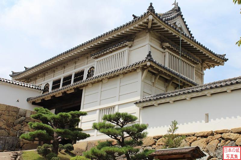 姫路城 菱の門 菱の門。三の丸から二の丸への門で、桃山時代の様式を残す。華頭窓があるのが特徴。