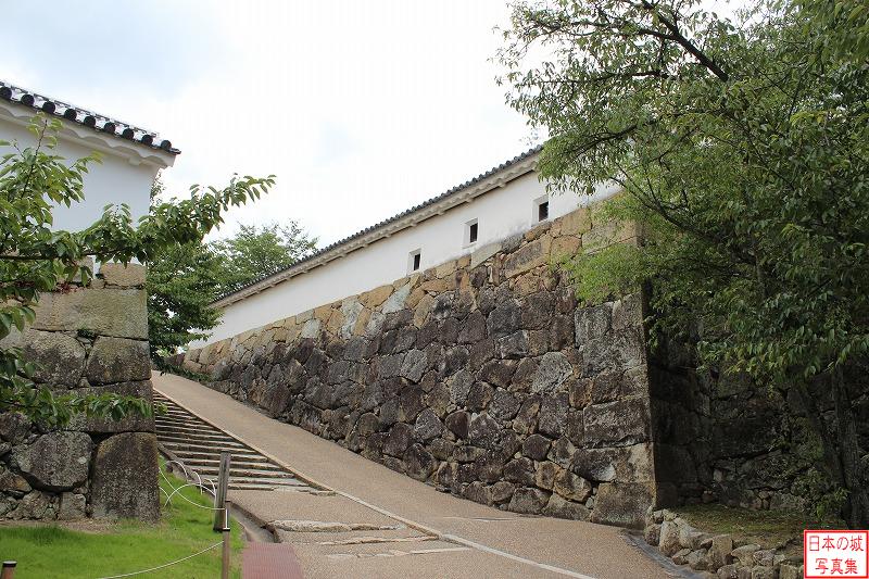姫路城 西の丸カの櫓 菱の門脇の西の丸への坂道。このあたりに西の丸南門があった。