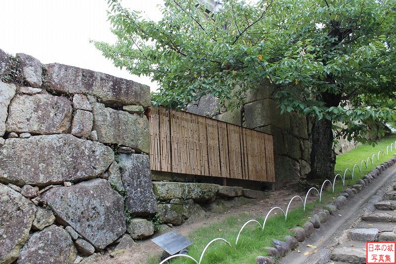 姫路城 西の丸カの櫓 坂道左側の石垣