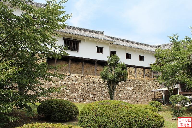姫路城 西の丸ヌの櫓 ヌの櫓と化粧櫓を結ぶ渡り櫓（カの渡櫓）。石垣が二段になっており、建物が石垣上段よりも張りだす掛け造りとなっている。