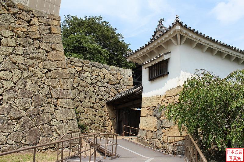 姫路城 りの門 りの門（左）と太鼓櫓（右）