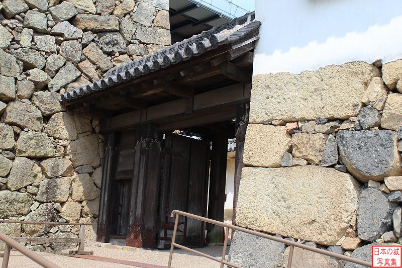 りの門。慶長四年(1599)の墨書が発見されたため、この時代の建物ということが判明した。