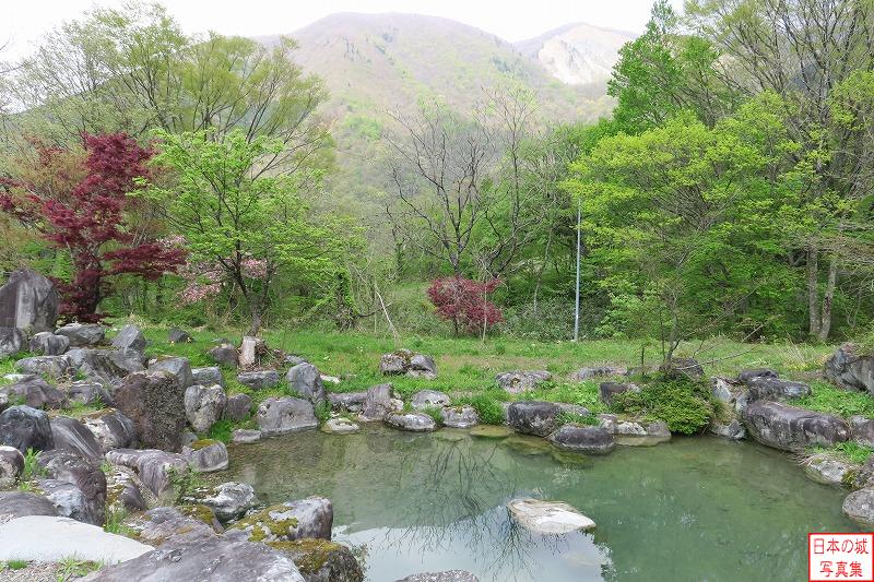 帰雲城 帰雲城 庭園風の石組・池も見られる。内ヶ島氏も鉱山による巨額収入があったとのことで、居館にこのような庭園を造営していたのであろうか。