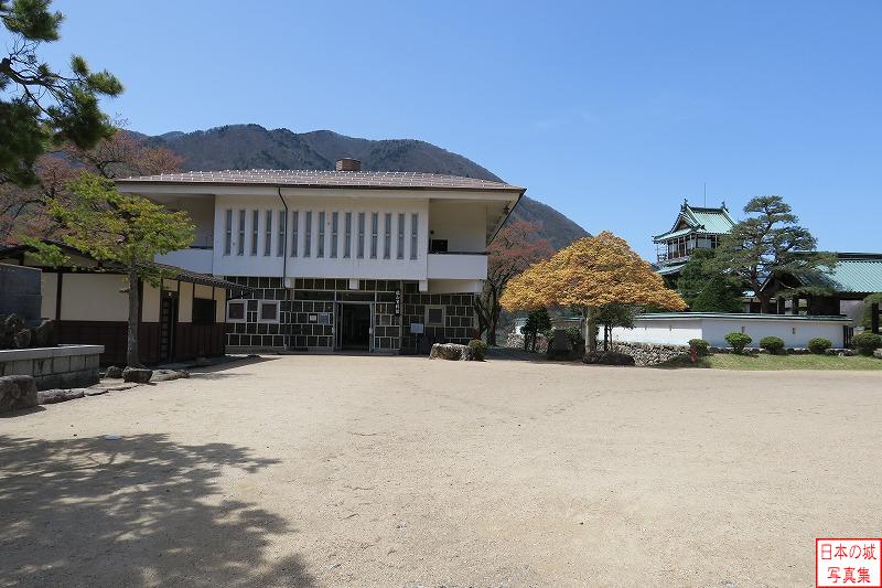 神岡城 城内 城内のようす。方面左に見えるのは鉱山資料館。神岡は鉱山の街で、日本最大の亜鉛と銅の鉱床を誇る。