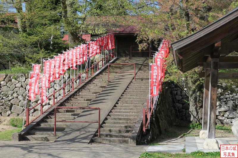 増島城 天守台 天守台の階段には御蔵稲荷神社の幟が立つ