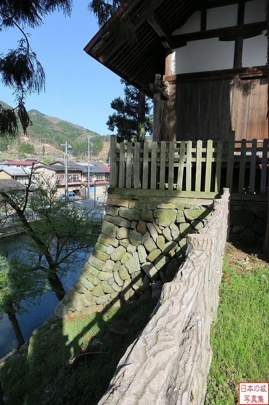 増島城 天守台 天守台から石垣を見る。比較的小さな石が使われている