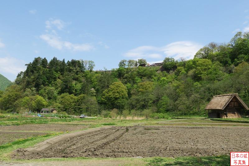 白川郷から見る荻町城。城は台地上に存在し、現在は白川郷を見下ろす観光スポットとなっている。