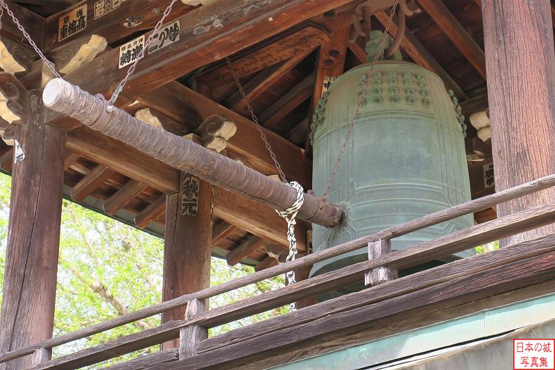飛騨国分寺の鐘楼門は高山城から移築されたものと伝わる。鐘楼に架けられている鐘