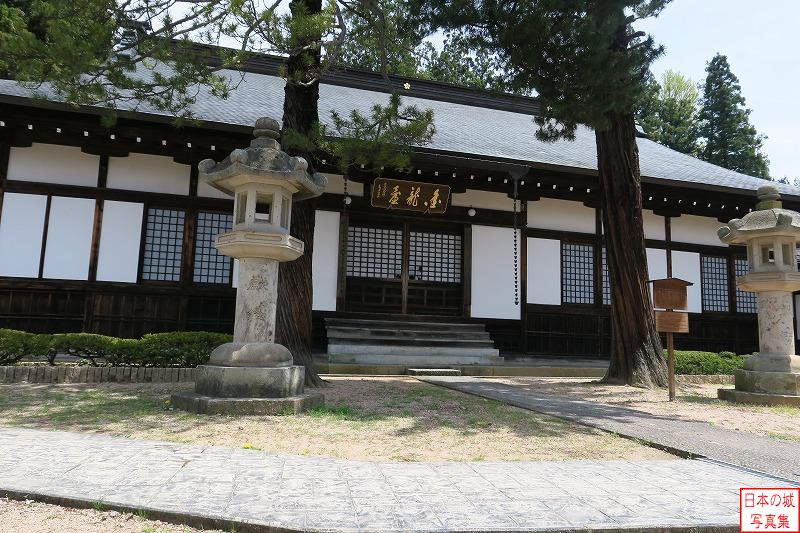 素玄寺は高山藩藩祖・金森長近の菩提寺。記録によると、本堂寛永十二年(1635)に高山城三の丸の評議場が本堂として移築された。