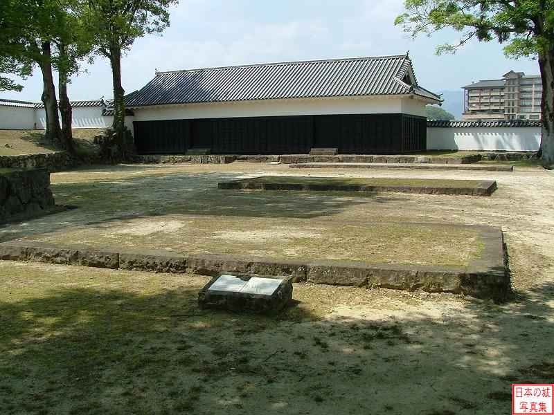 人吉城 総曲輪 隅櫓 隅櫓と手前側の軍役蔵跡