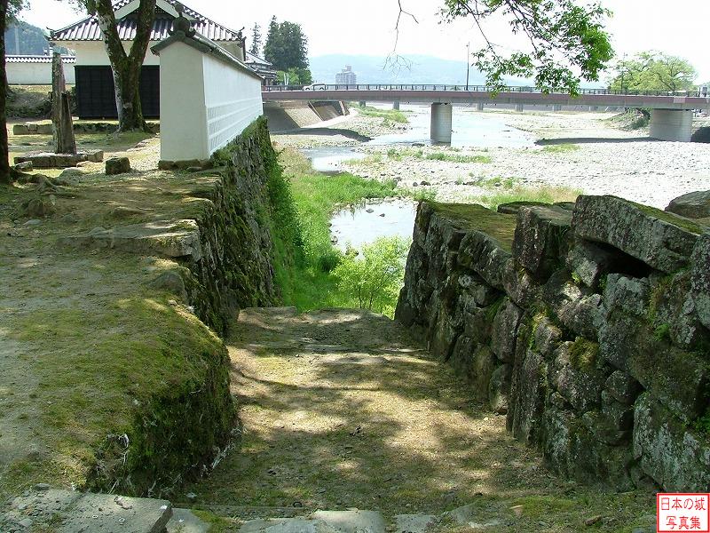 人吉城 総曲輪 隅櫓 隅櫓そばの球磨川への降り口