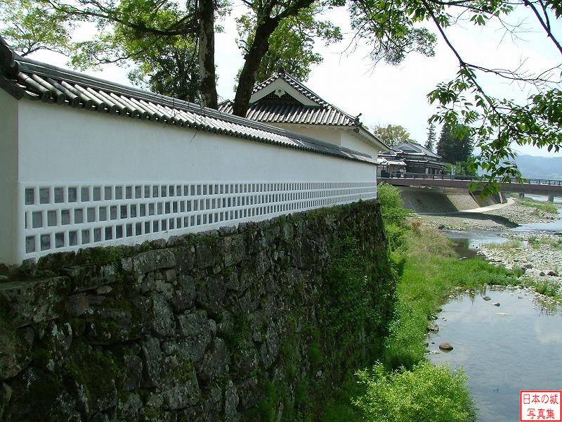 隅櫓付近の球磨川沿いの城壁