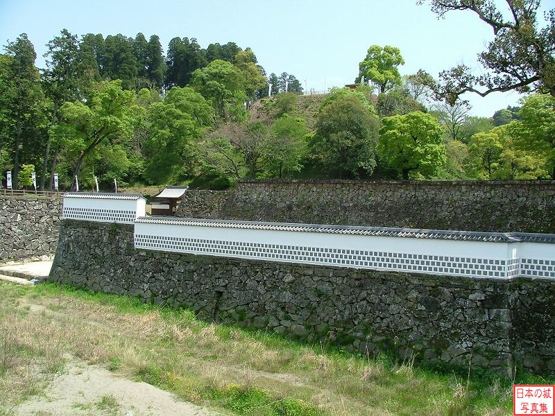 人吉城 総曲輪 水の手門 水の手門西側の城壁を城外側から見る