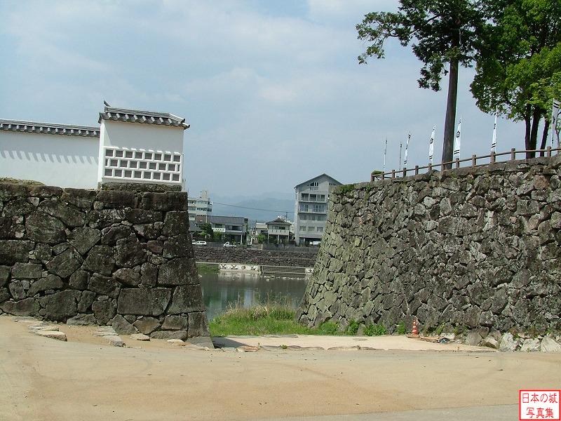 人吉城 総曲輪 水の手門 城内側から見た水の手門のようす。水の手門は球磨川の水運を利用するために設けられた川に面した門である。
