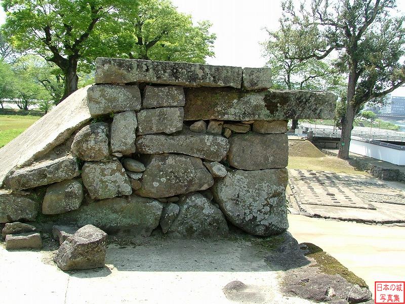 人吉城 総曲輪 御館石垣(武者返し) 武者返しの石垣を横から見る。上から2段目の石が外側に飛び出しているのが分かる。