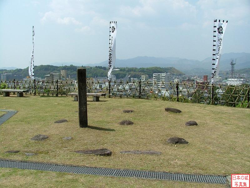 人吉城 三の丸下段 三の丸下段にはかつて於津賀社という、相良氏入城前の代官・矢瀬主馬祐をまつる社があった。現在はその礎石が残る。