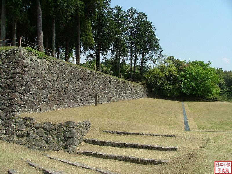 人吉城 三の丸上段 二の丸と三の丸上段のようす。階段は三の丸下段からの階段