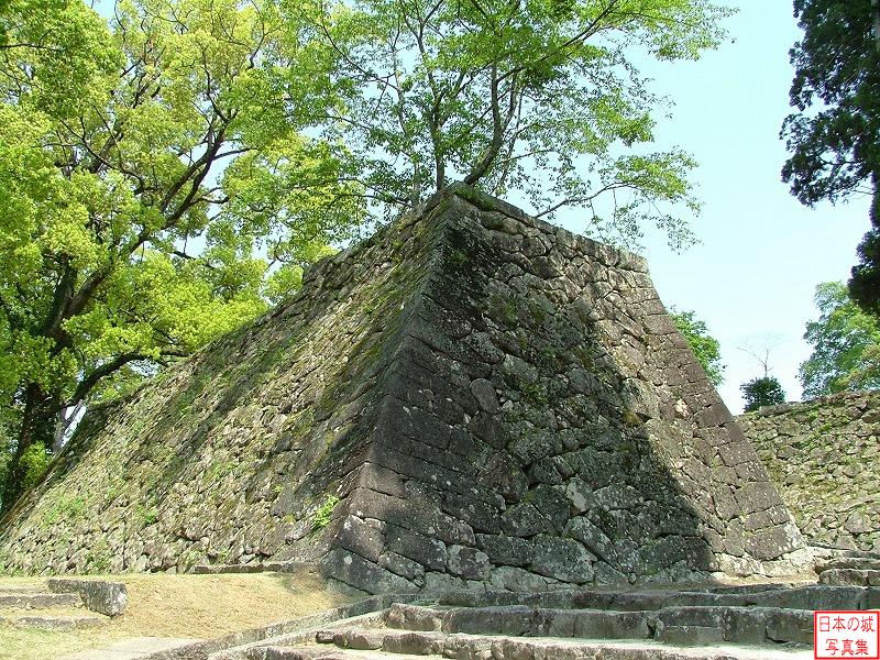 人吉城 二の丸 二の丸虎口(東側)付近の石垣を三の丸から見る