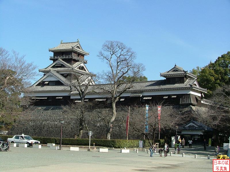 熊本城 宇土櫓 頬当御門前から見る宇土櫓(左)