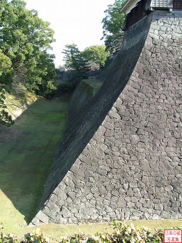 熊本城 宇土櫓 宇土櫓下の石垣と空堀。奥に伸びる石垣に犬走りがあるのが見える。