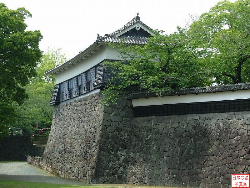 熊本城 櫨方門・馬具櫓 櫨方門脇の馬具櫓を坪井側沿いから見る。かつては馬具櫓下に下馬橋が設けられていた。