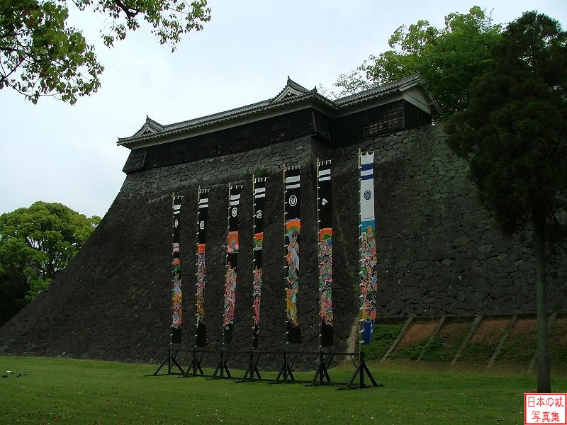 城外から見る五間櫓(右)・北十八間櫓(左)。ここに３つ連なる櫓群は現存する建物である。