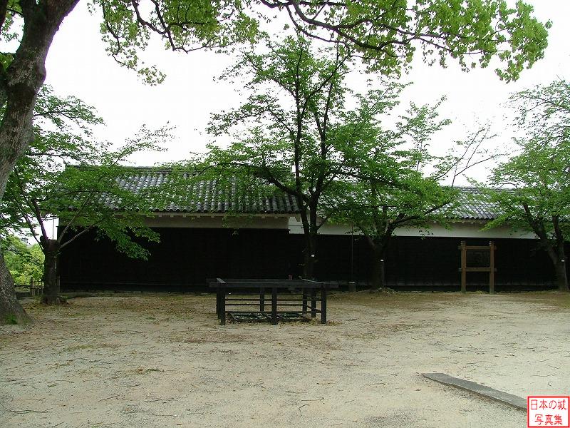 熊本城 五間櫓・北十八間櫓 城内から見る五間櫓(左)・北十八間櫓(右)