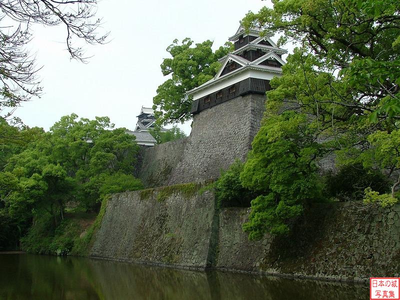 熊本城 備前堀 備前堀越しに見る飯田丸五階櫓(右)と天守(左)