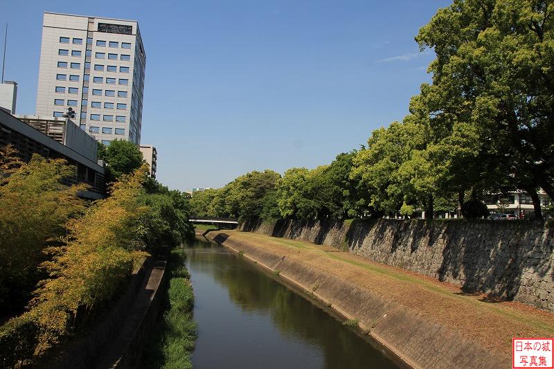 熊本城 坪井川・長塀 御幸橋から見る坪井川のようす。川沿いに石垣が築かれているのが見える。