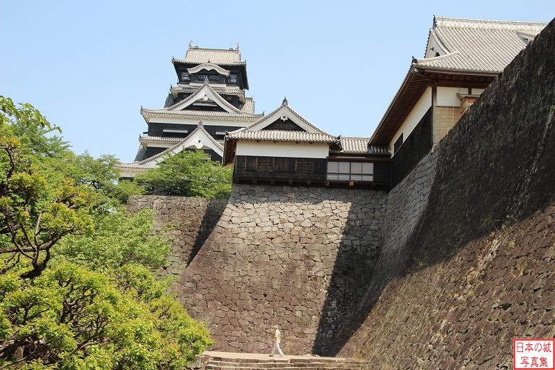 熊本城 本丸御殿 石垣上に建つ本丸御殿を南側から見る（右）。左には大天守が見える