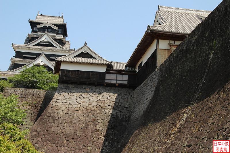 熊本城 本丸御殿 石垣上に建つ本丸御殿を南側から見る（右）。左には大天守が見える