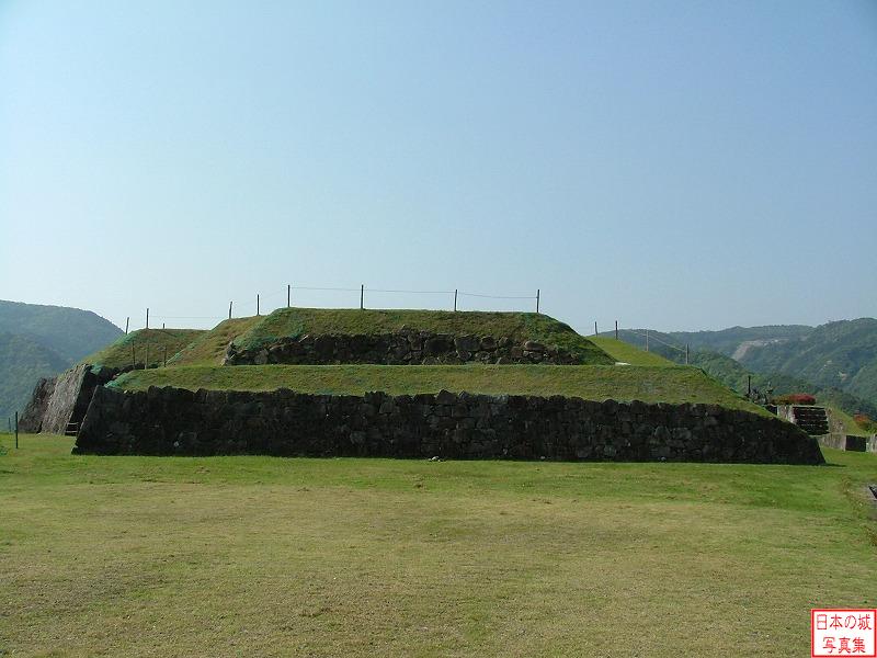佐敷城 本丸 二の丸南側から見た本丸石垣